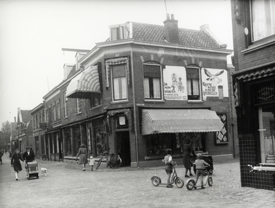43721 Gezicht op het pand Bouwstraat 35 / Goedestraat 52 (Manufakturenhandel A. Burgerhoudt) te Utrecht. Links de ...